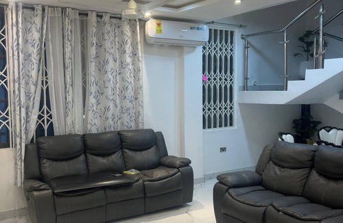 Osu Klottey House | Spacious 7-bedroom house in adorable Accra with AC comfort