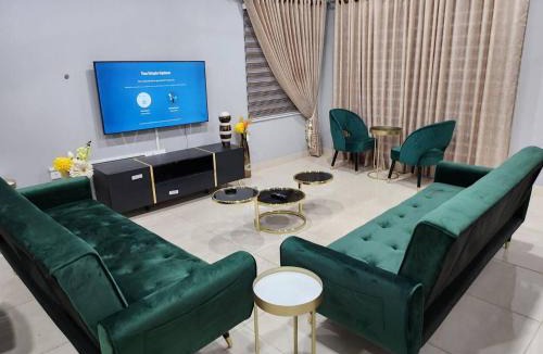 Tema House | Spacious Luxury 3Bed Hse in Tema - Netflix Wi-fi