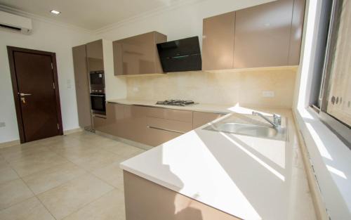 Accra House | Stay Play Away Residences - Luxury 5 bed, Airport Residential