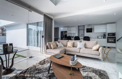Labone House | The Fii, Elegant Home in Accra, 7 mins away from Airport