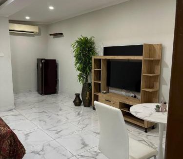 Osu Apartment | Tropical Enclave Apartment Osu