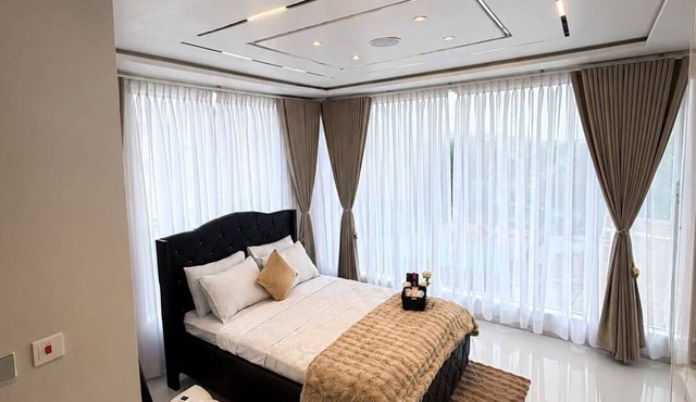 1 + 1 Spa Tub Rooftop Lounge Near Tema & Accra . Airport pickup/Drop off