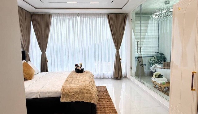 1 + 1 Spa Tub. Rooftop Lounge. Airport pickups/Drop offs