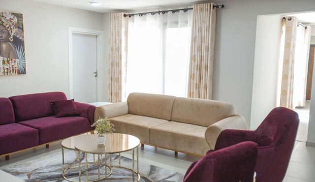 2 Bedr Oasis. Luxury. Airport pick up+WiFi+Breakfast items. Peaceful yet central in Accra