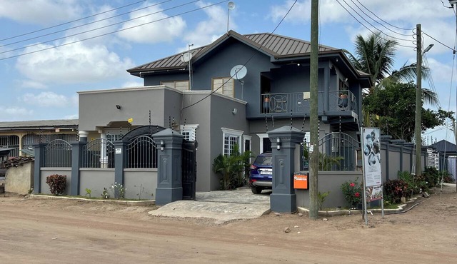 2-bedroom 2 Kings Bed. Breakfast in amazing Kasoa Gh with WiFi, AC. Sleep 2 in Kasoa Gh