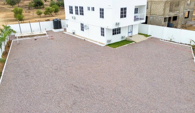 3-bedroom apartment in lovely Bolgatanga with AC, full kitchen and free parking in Bolgatanga