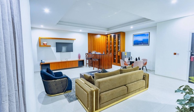 Alisa Hotel Tema