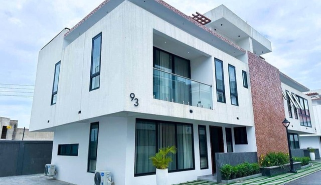 Artistic 3-Bed Townhouse w/Pool & Gym in Accra in Accra