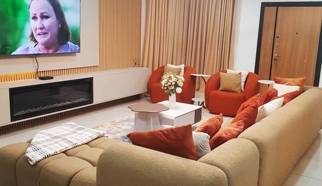AURA HOMES: Luxury 4-bedroom, home with AC, Cable, Wi-Fi & Bar and Pool in East Legon