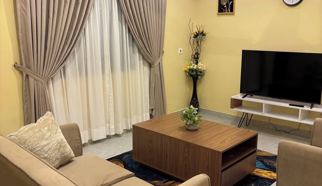 Beautiful 2-bedroom terrace with AC and fan in all rooms in a gated community.