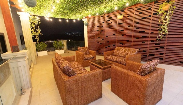 Bright 2-bedroom apartment with AC in pleasant Accra neighborhood in Accra