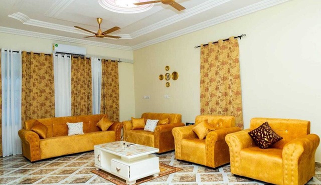 Charming 3-bedroom apartment with AC in lively Ejisu Besease-Jamasi