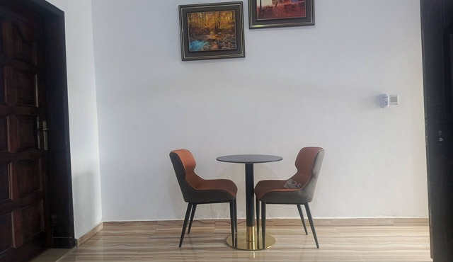 Chic 1-bedroom apartment with fitness room and AC in Kasoa