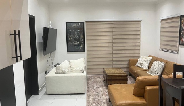 Cozy 2-bedroom apartment in welcoming Accra with WiFi, AC, fitness room