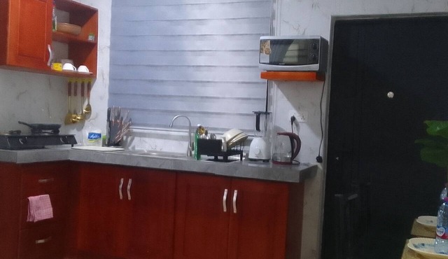 Cozy chamber & hall apartment in Sunyani with AC, free WiFi & furnished kitchen