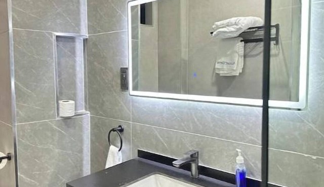 Easy City Access & Comfortable Airport-Area Stay in Accra