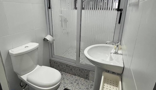 Enjoy this cosy modern studio room with your family, easy access to town. in Kumasi Dompoase Aprabo
