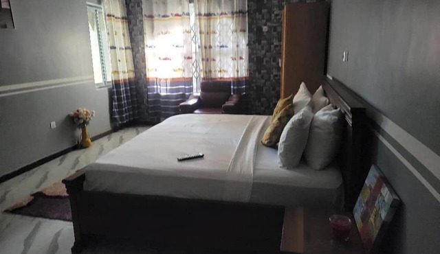 Hide View Hotel in Larteh