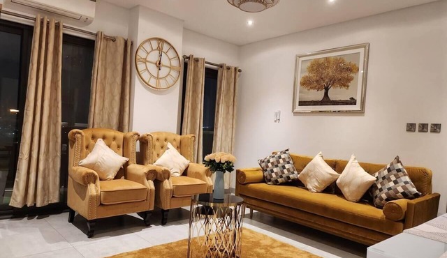 Impeccable & Cozy Gem-5 star Location - Pools, Gym