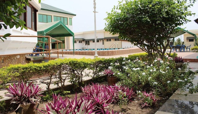 Loreto Palm Villa: 17 en-suite AC rooms with on-site restaurant in Cape Coast
