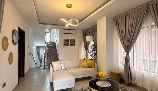Luxe 4BR Home +Staff Room/Labone in Accra