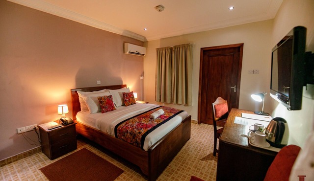 Mahogany Lodge, Cantonments