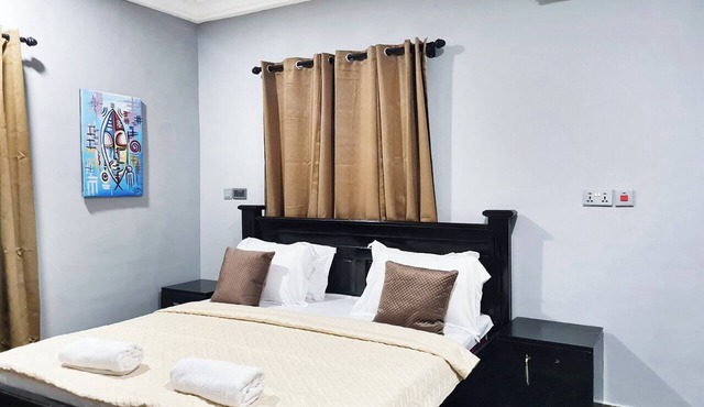 Modern Comfy & Quiet Close to Highway