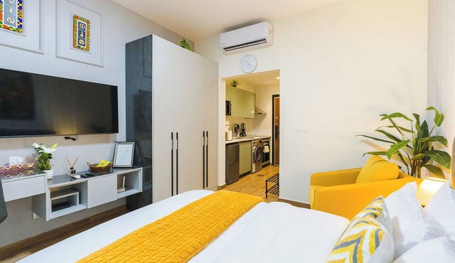 Modern Studio Apt with Balcony near Airport in Accra with AC, Pool + Gym access