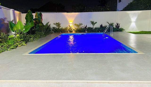 Palms Garden Luxury 4bd/ba +pool +optional car in West Trasacco.