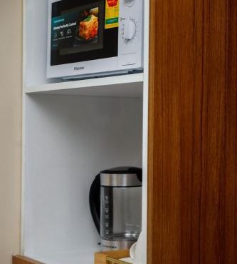 Royal Luxe 2BR with smart lock, Fast WiFi & secure parking in Oyarifa, Accra in Accra