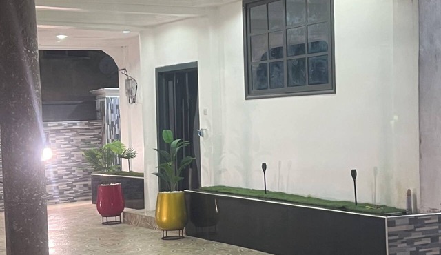 Spacious 7-bedroom house in adorable Accra with AC comfort in Accra