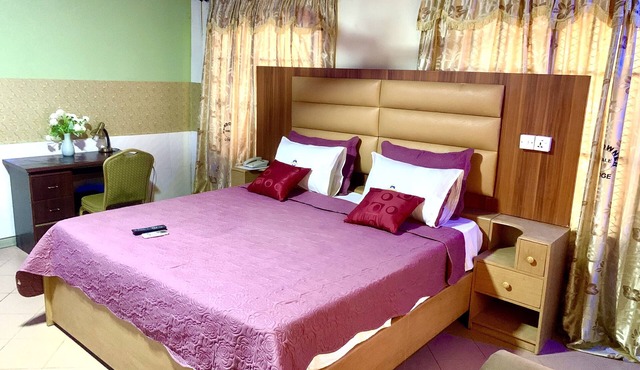 Sundowner Lodge