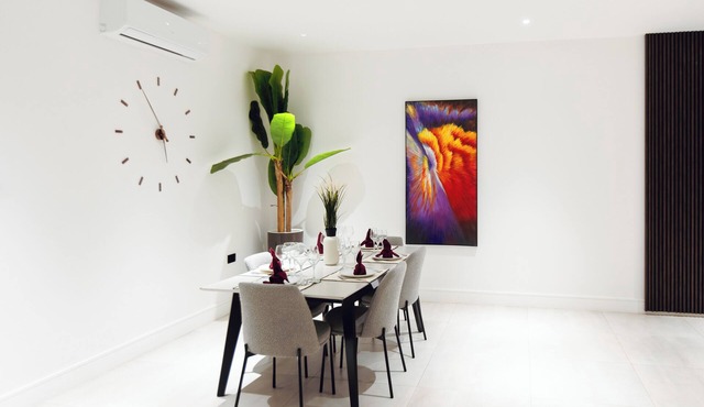 The VVS Apartments - Three-Bedroom Apartment with Balcony