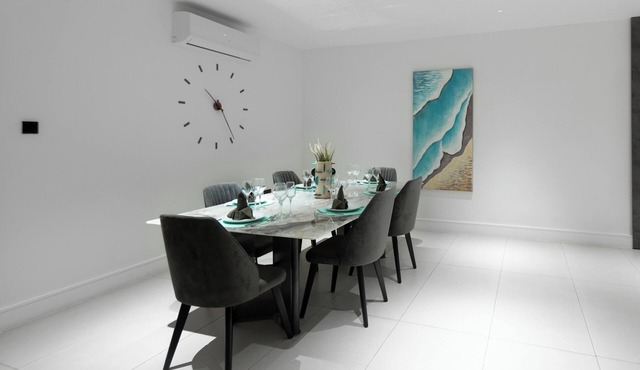 The VVS Apartments - Three-Bedroom Premium Apartment with Balcony in Accra