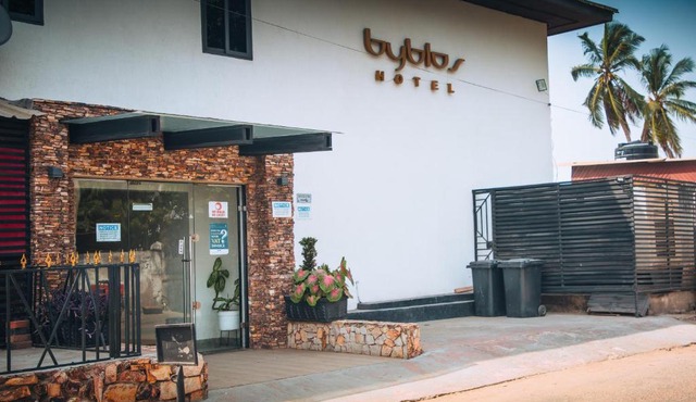 Tranquil hotel room by Oxford St in Accra