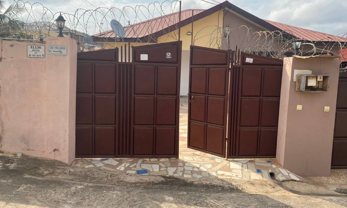 Accra House | Excellent 2-bedroom house with AC, WiFi in delightful in Ashomang Estate.