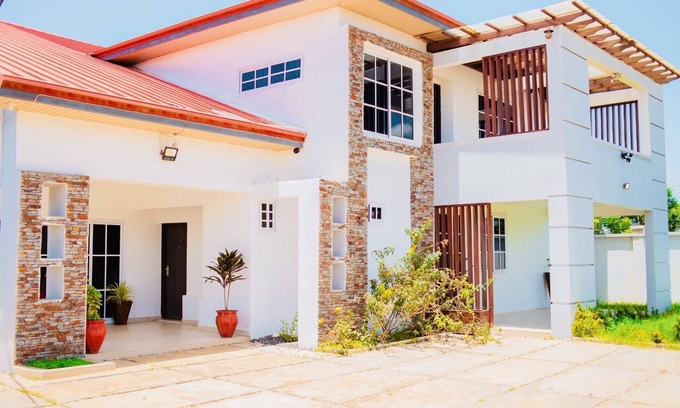 Tema House | Lovely/Spacious 4BDR Solar Powered House With CCTV & Wi-Fi at Tema, Community 25