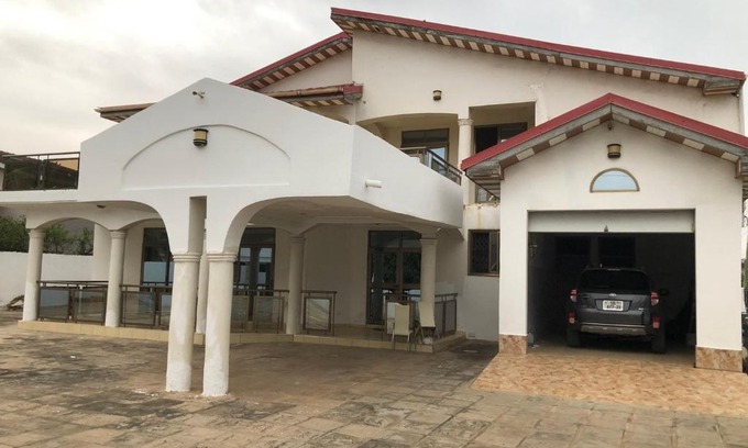 Nungua House | Magnificent mansion with ample parking!