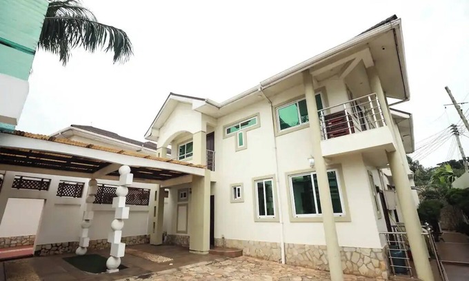 Labone House | Spacious 12-bedroom house with WiFi and AC in Cantonments, Accra