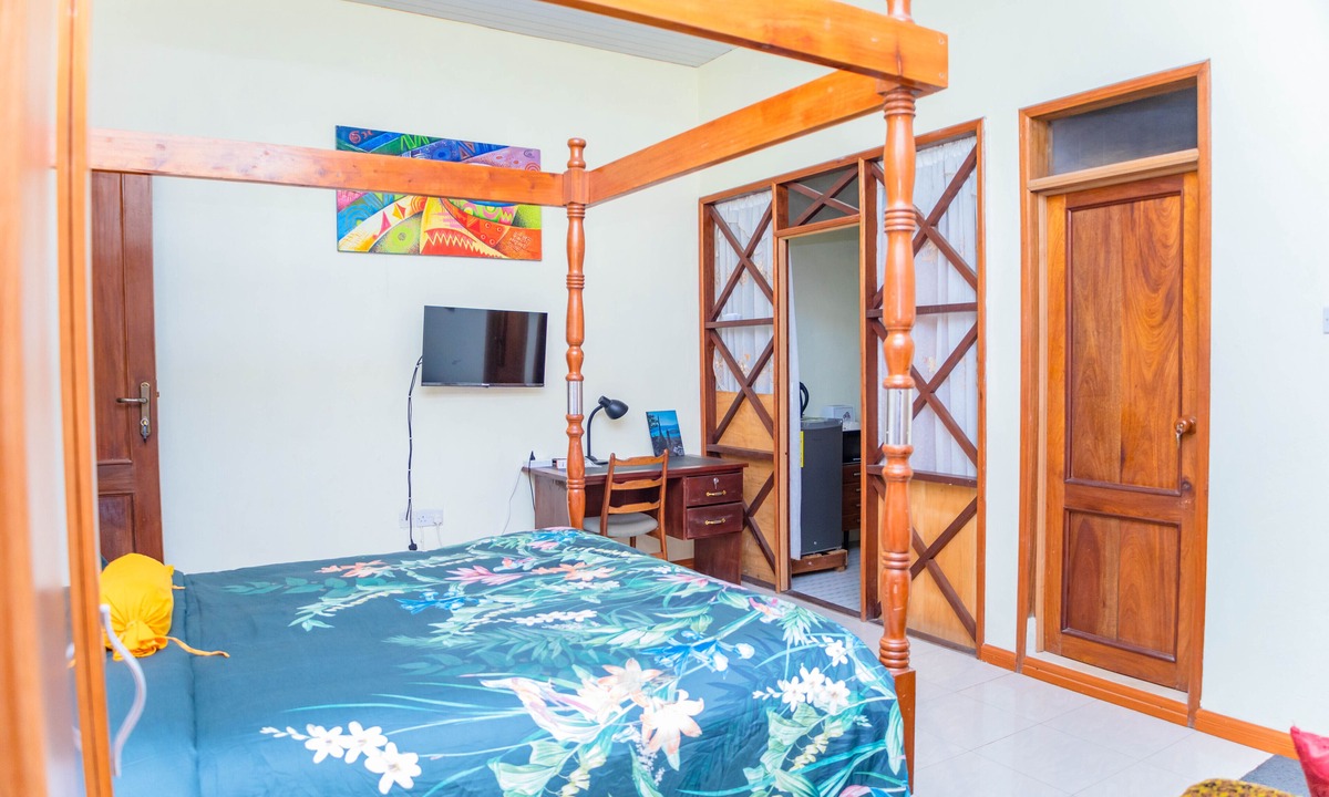 Akyinim House | Art and Leisure-EB Hotel
