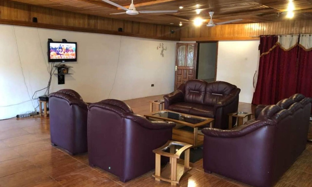 Kumasi House | 3 Bed House Sleeps 6 - Parking, Wifi, Generator