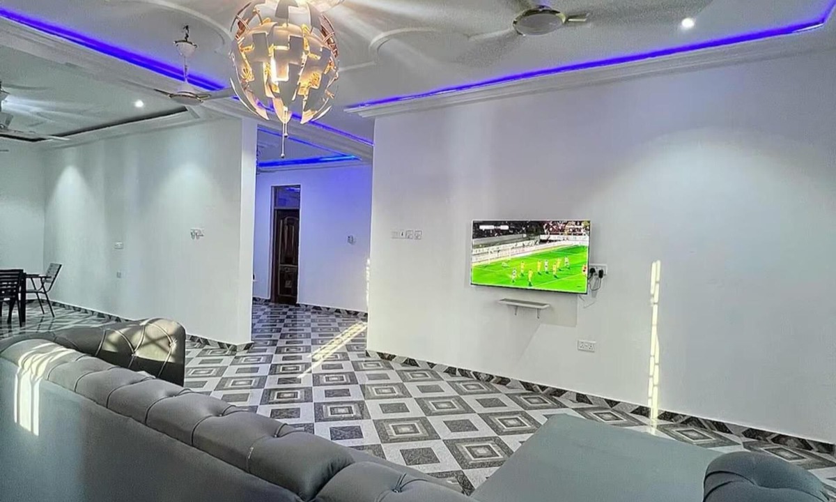 Nungua House | 5 Bedroom House Sleeps 12 -balcony -hired Security