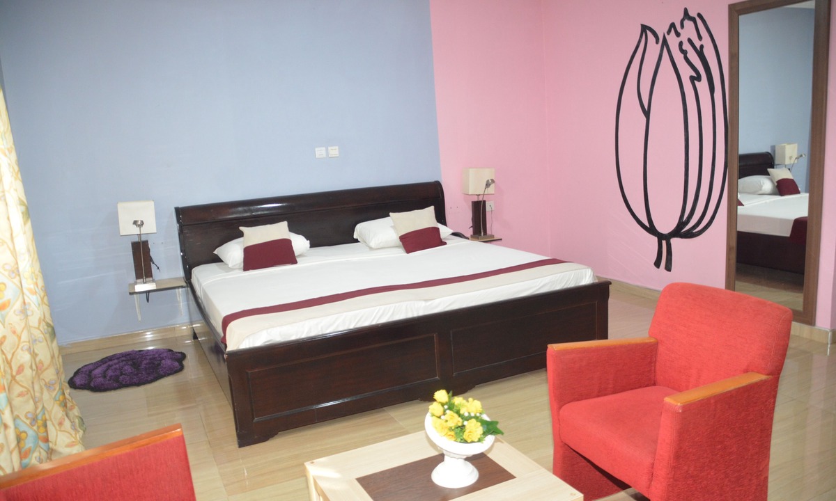 Nungua Hotel | ROYAL LEE'S HOTEL