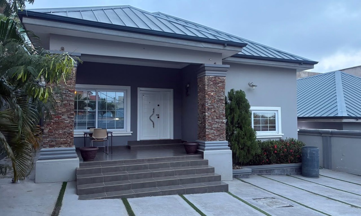 Osu Klottey House | Heritage Comfort & Peace, Your Perfect Getaway. Self compound, gated house