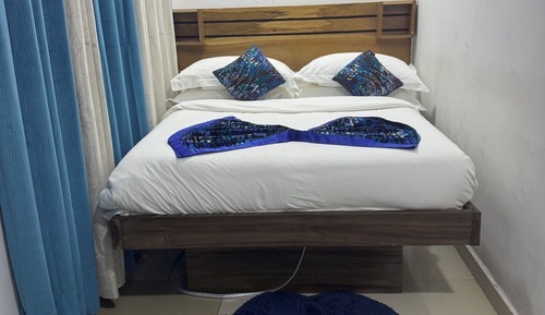Business Comfort Suite, Okyeame