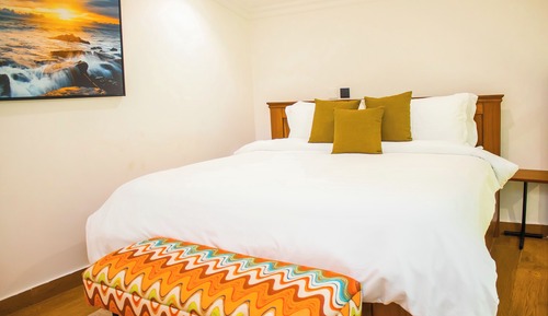 Comfort Suite, Courtyard View
