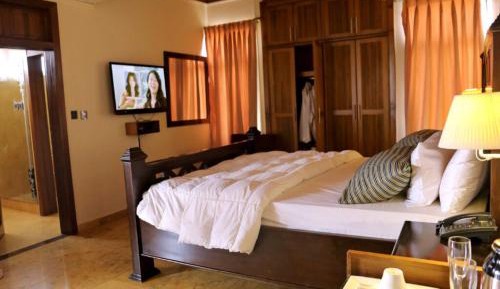 Room #1546338903