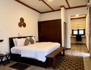 Queen Room with Pool View