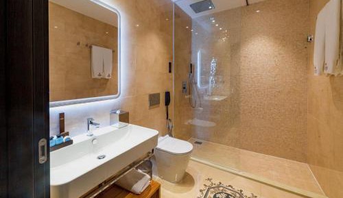 Deluxe Queen Suite