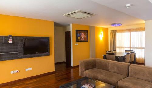Two-Bedroom King Penthouse Apartment with Kitchen and Private Garden Balcony - Non-Smoking